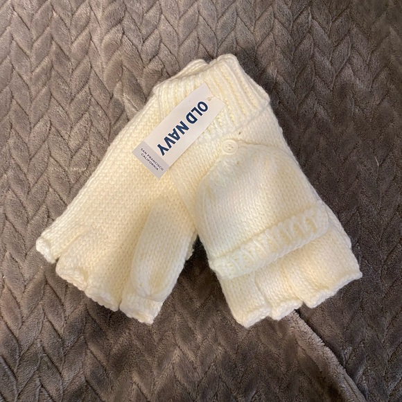 Old Navy Women’s Mittens - Picture 1 of 3